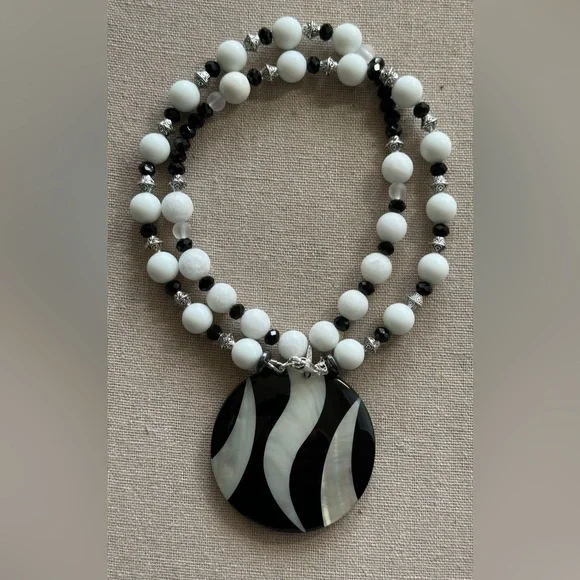 26-1/2 inch Black and White Mother of Pearl Long necklace - Picture 7 of 16